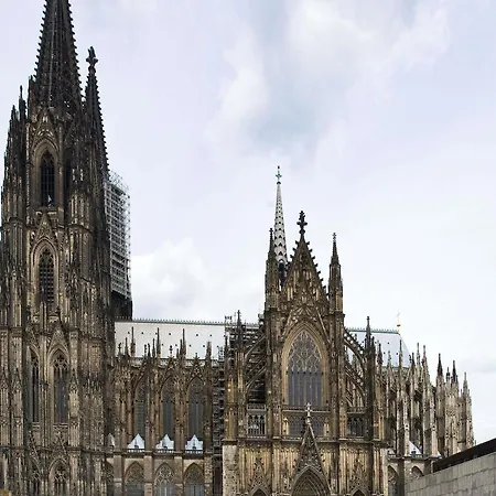 ホテル イビス アム ドム